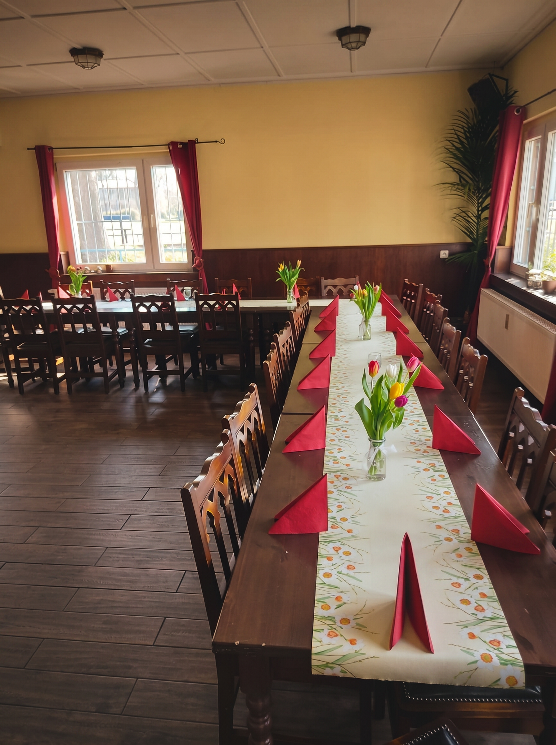 Festlich gedeckter Saal im Pub Loburg